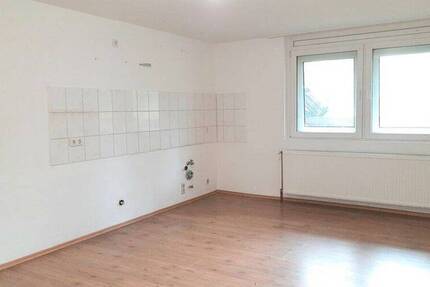 RE-Stuckenbusch! Ideal für Berufspendler: Renoviertes Appartement für berufstätige Einzelperson.