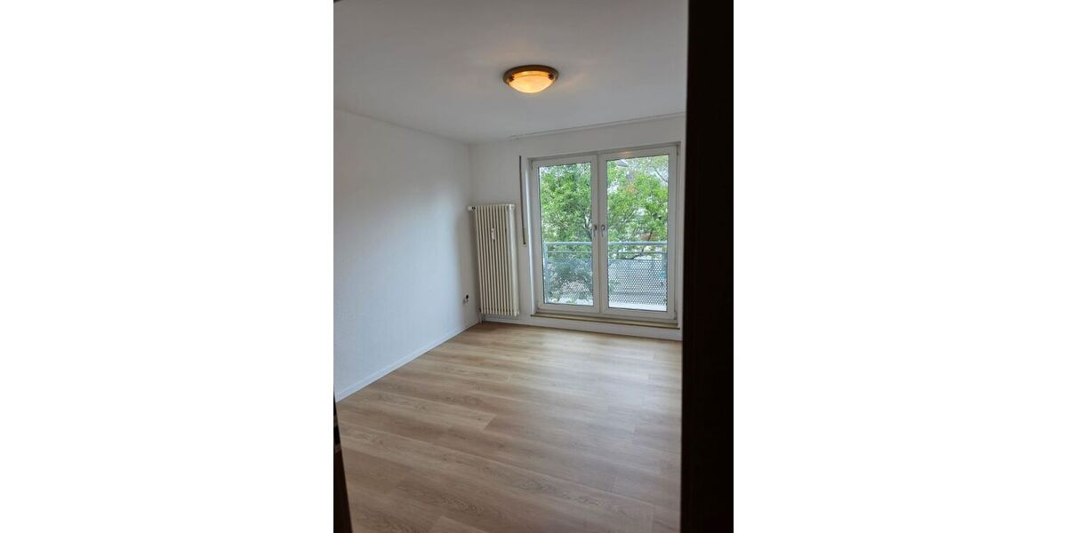 Renovierte 2,5 Zimer-Wohnung mit Aufzug, Balkonkraftwerk, Video-Sprechanlage, Garage (Warmmiete: 1.040 + 100 Garage) - Etagenwohnung Duisburg Meiderich | Angebot:27473556