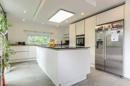 Ein Familien-Wohntraum wird wahr * Freistehendes, kernsaniertes und aufgestocktes EFH * keine Dachschrägen * hochwert... 6 zimmer