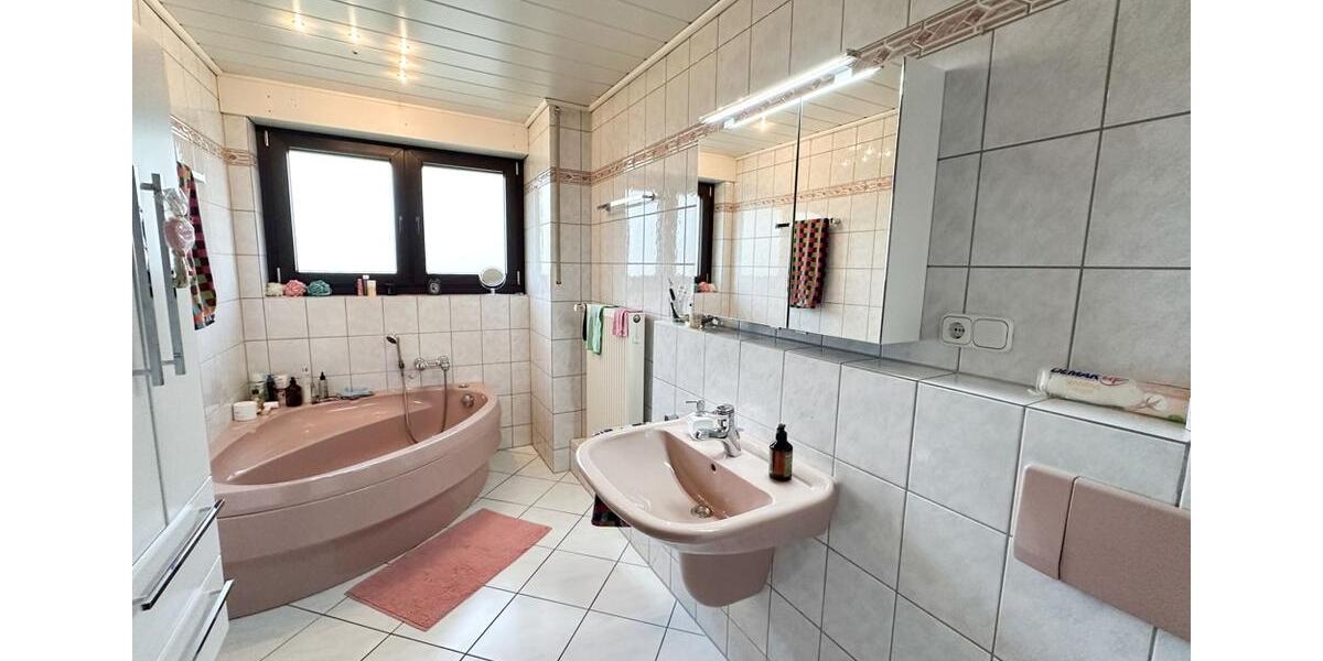 Erdgeschoßwohnung Gladbeck Alt-Rentfort - 5 Zimmer, 150 m&sup2;, 1.300&euro; | Angebot:25320588