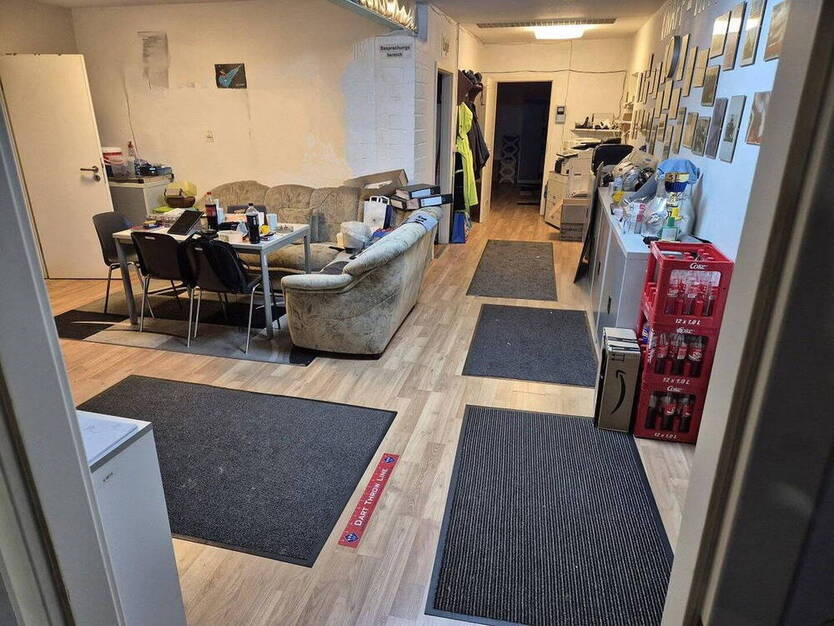 Große Gewerbeeinheit mit Lager- und Büroflächen in gut angebundener Lage Krefelds zu vermieten