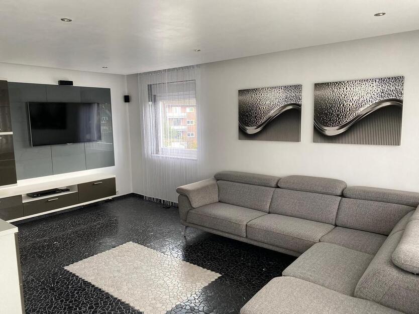 Luxuriöse Wohnung Eigentumswohnung m. Balkon & Garage + Parkplatz