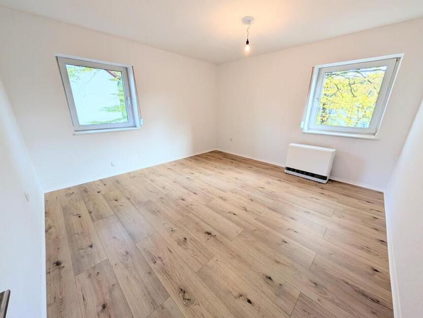 **Jetzt zugreifen:+weiße Wände +Laminat +modernes Tageslichtbad +Loggia** zimmer