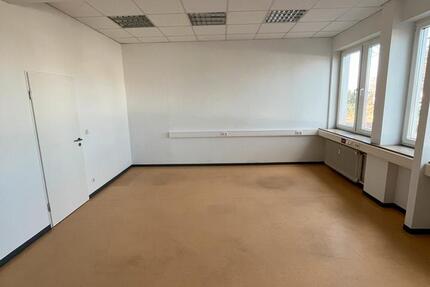 Heller Büroraum in großem Bürokomplex zu vermieten! zimmer