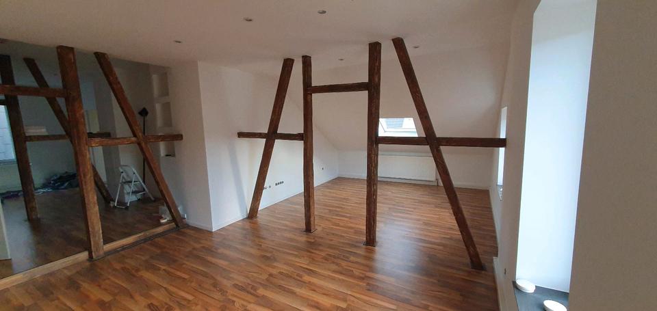 Schöne Dachgeschoss Wohnung mit Einbauküche sofort bezugsfertig 3 zimmer