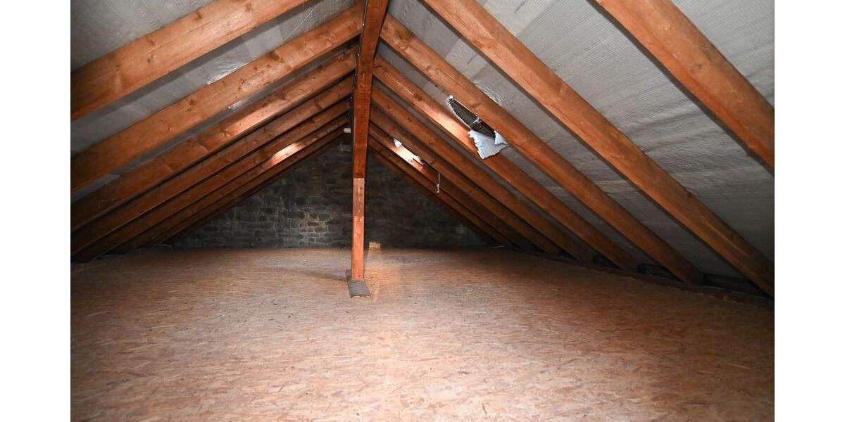 Bruchsteinhaus im Grünen: Gepflegtes Einfamilienhaus mit großem Grundstück in Niederbonsfeld 4 zimmer