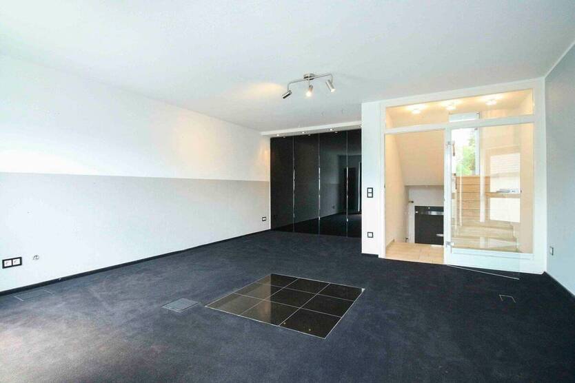 Leben in der Innenstadt: Gepflegtes Reihenmittelhaus samt Dachterrasse und TG-Stellplatz 5 zimmer