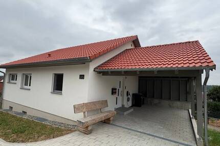 Neuwertiges Einfamilienhaus mit Carport in angenehmer Wohnlage in TO Rot am See