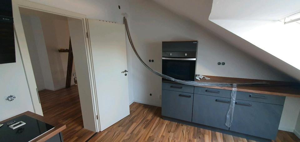 Schöne Dachgeschoss Wohnung mit Einbauküche sofort bezugsfertig 3 zimmer