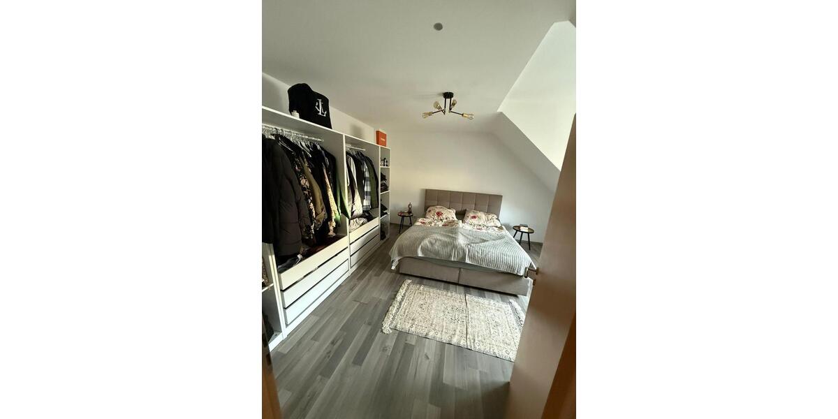 Helle Dachgeschosswohnung: 3 Zimmer plus Wohnküche, modernes Bad 3 zimmer