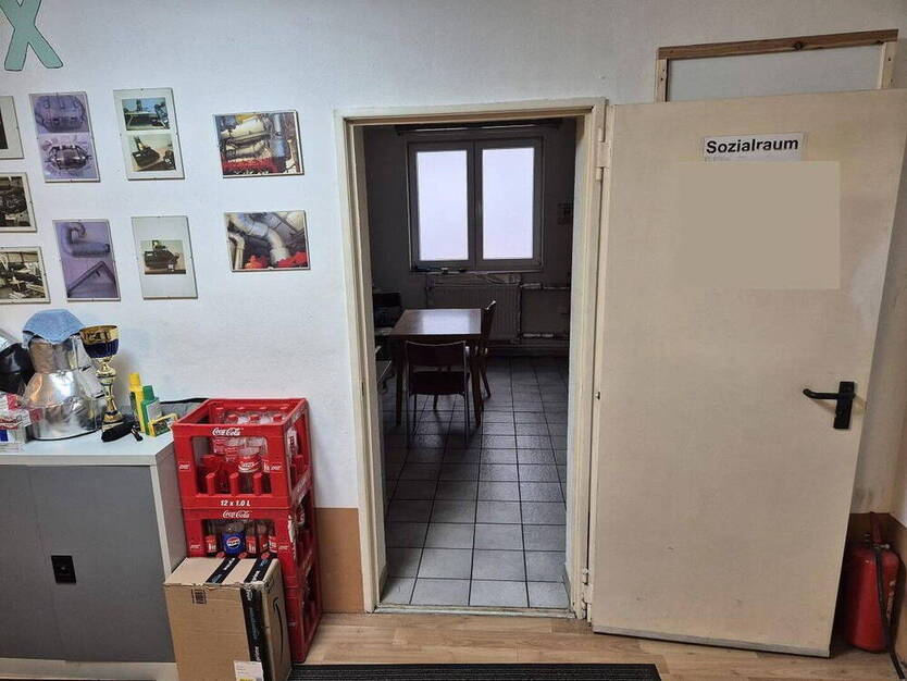 Große Gewerbeeinheit mit Lager- und Büroflächen in gut angebundener Lage Krefelds zu vermieten