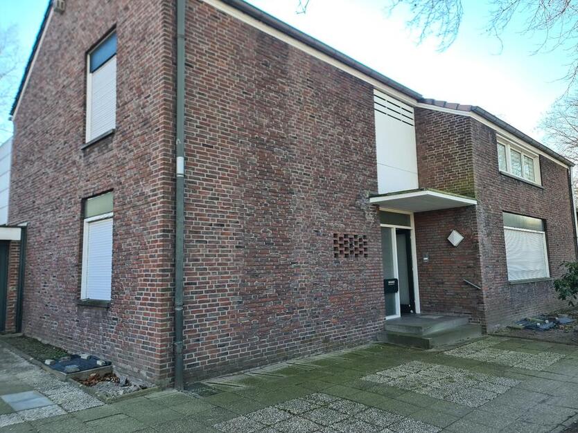 Doppelhaushälfte mit großem Garten und überlanger Garage zimmer