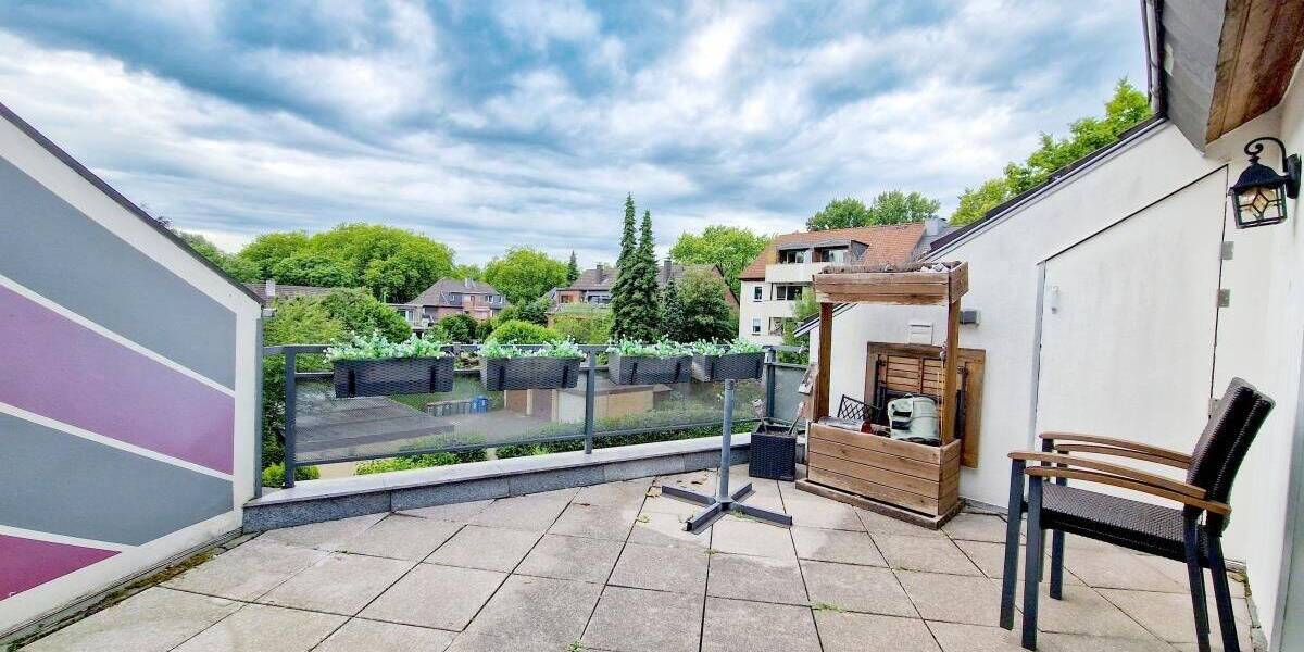 Solide vermietete moderne Wohnung mit Dachterrasse und Garage. 3 zimmer