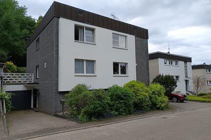 Freistehendes Zweifamilienhaus mit Garten in ruhiger Wohngegend