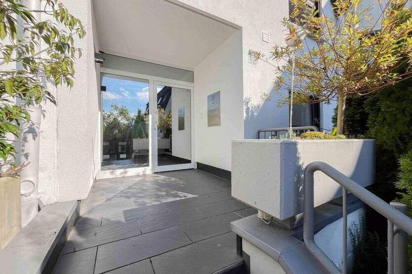 Leben in der Innenstadt: Gepflegtes Reihenmittelhaus samt Dachterrasse und TG-Stellplatz 5 zimmer