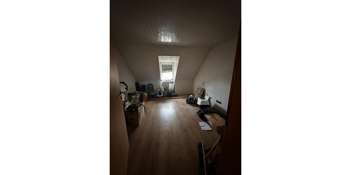 Dachgeschoss mit viel Potenzial zu Vermieten 3 zimmer