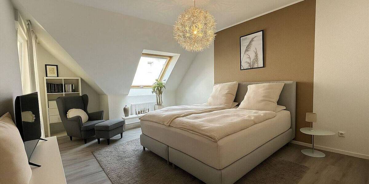 Großzügige 3,5-Zimmer-Dachgeschosswohnung mit Balkon, zwei Bädern und Ausbaupotenzial im Dachboden 3 zimmer