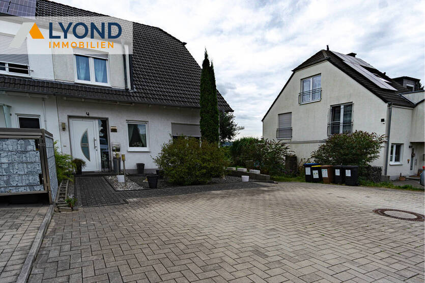 Großzügige Doppelhaushälfte in ruhiger Lage - Ideal für Familie und Vermietung!