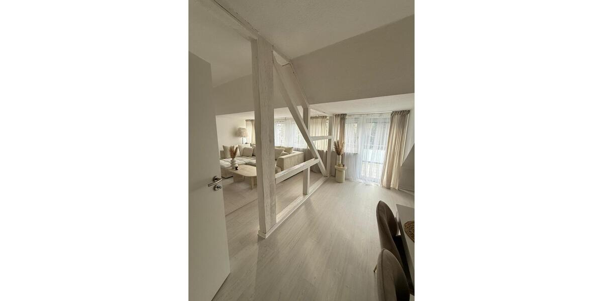 Helle Dachgeschosswohnung mit großem Balkon 2 zimmer