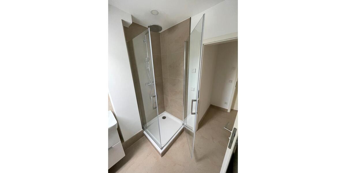 RE: kernsanierte Wohnung ca 85 qm + Dachterrasse 3 zimmer