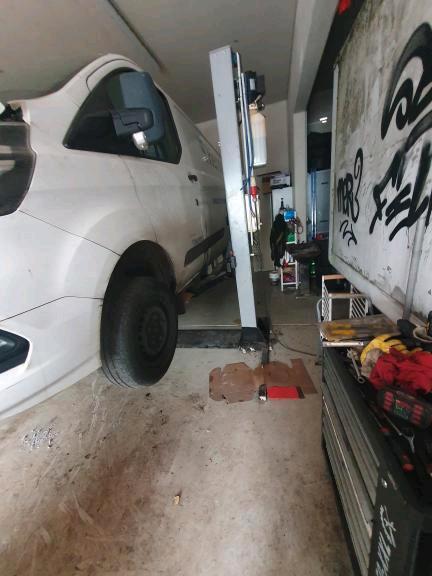 Halle. KFZ-Werkstatt zimmer