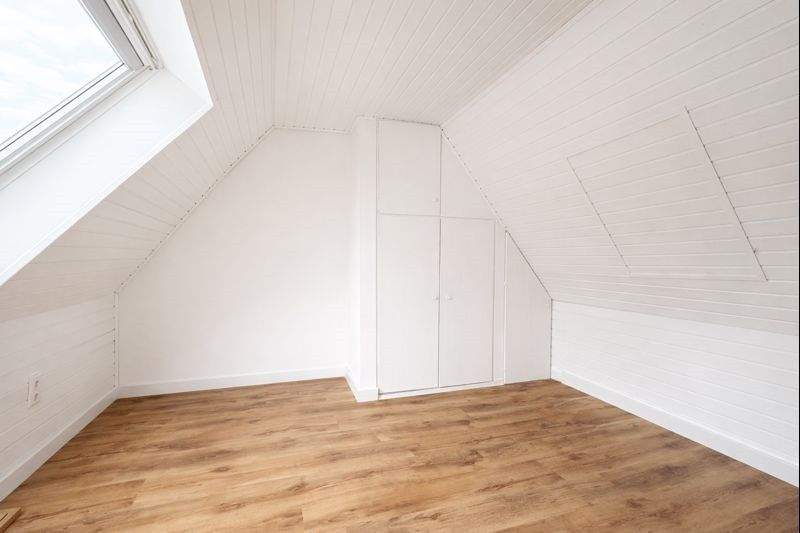 Wohnen mit Komfort: Sanierte DG-Wohnung mit Küche und Loggia im 3-Parteienhaus! 4 zimmer