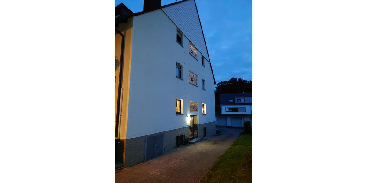 Mehrfamilienhaus mit 4 Garagen in guter Lage zimmer