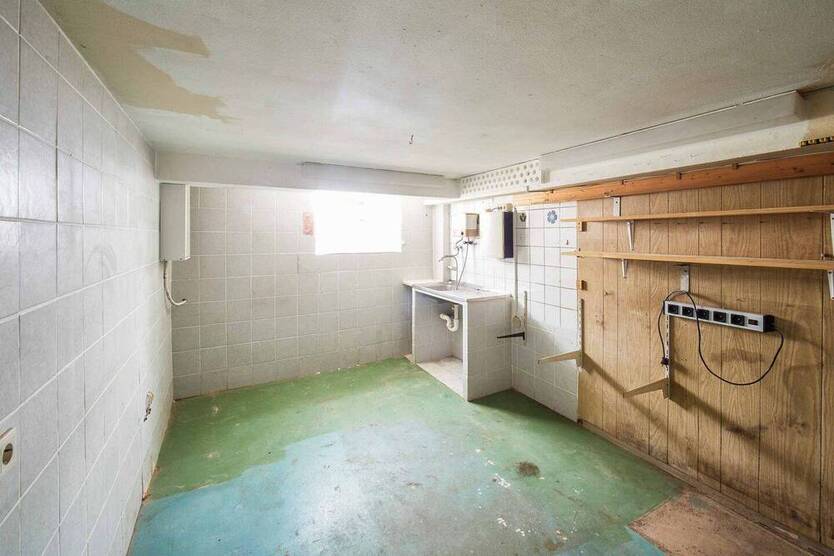 Willkommen zuhause: Renovierungsbedürftiges Reiheneckhaus samt Garten, Garage und Freistellplatz
