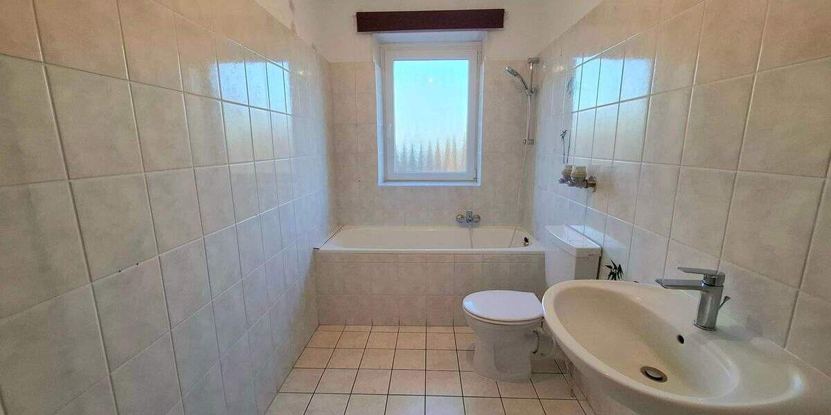 Attraktive 3-Zimmer-Wohnung mit großem Balkon & eigenem PKW-Stellplatz 3 zimmer