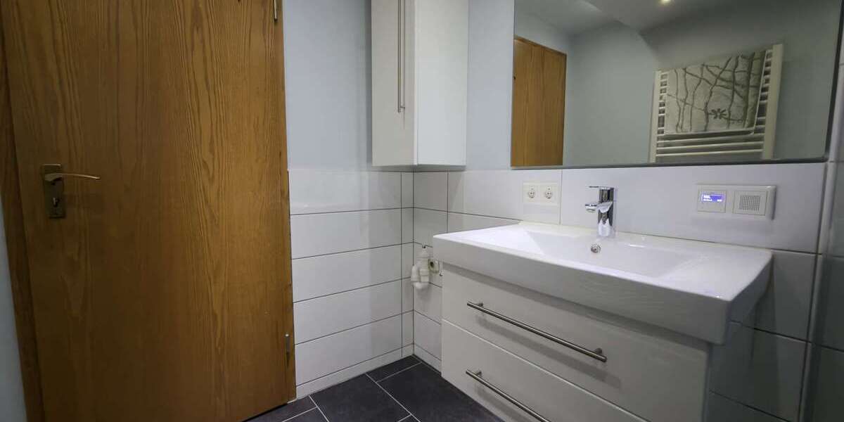 Gepflegte 3,5-Zimmer-Dachgeschosswohnung mit Einbauküche und Garage 3.5 zimmer