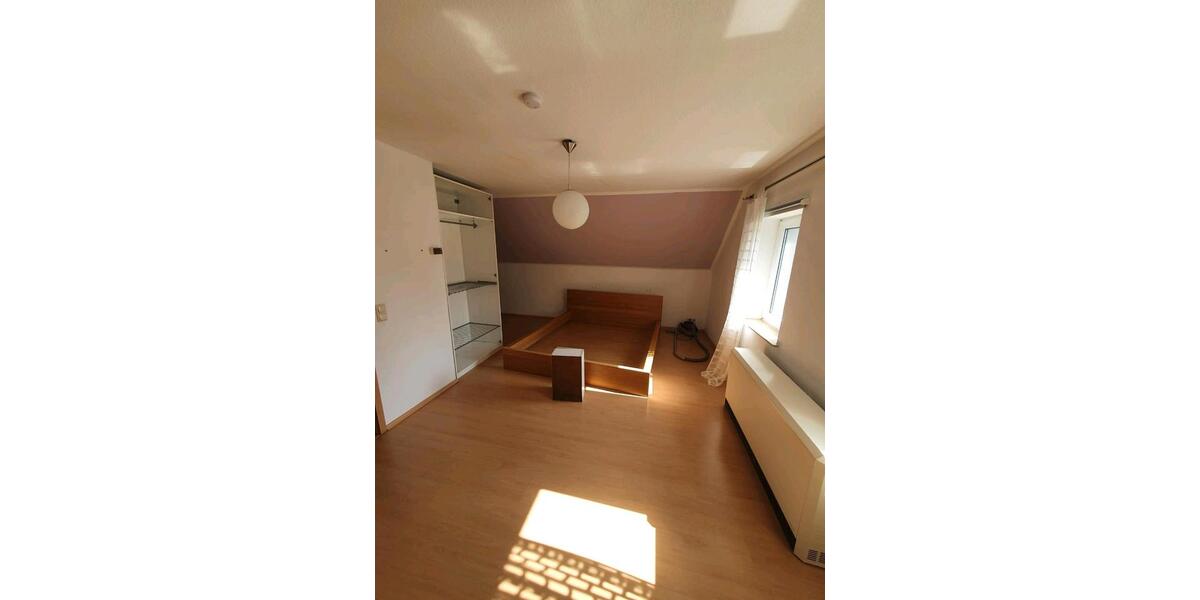 Dachgeschoßwohnung Essen Stadtbezirk VII - 2.5 Zimmer, 68 m&sup2;, 360&euro; | Angebot:25309683