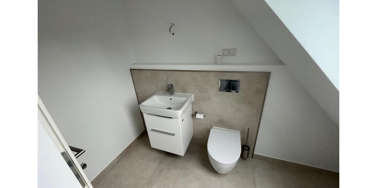 RE: kernsanierte Wohnung ca 85 qm + Dachterrasse 3 zimmer