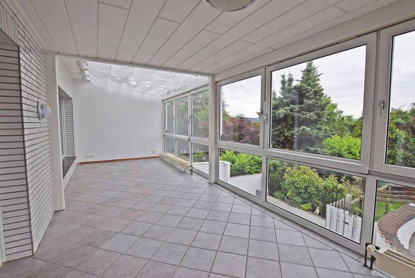 Helle 3,5-Zimmer-Wohnung mit großem Wintergarten und Privatgarten in ruhiger Lage
