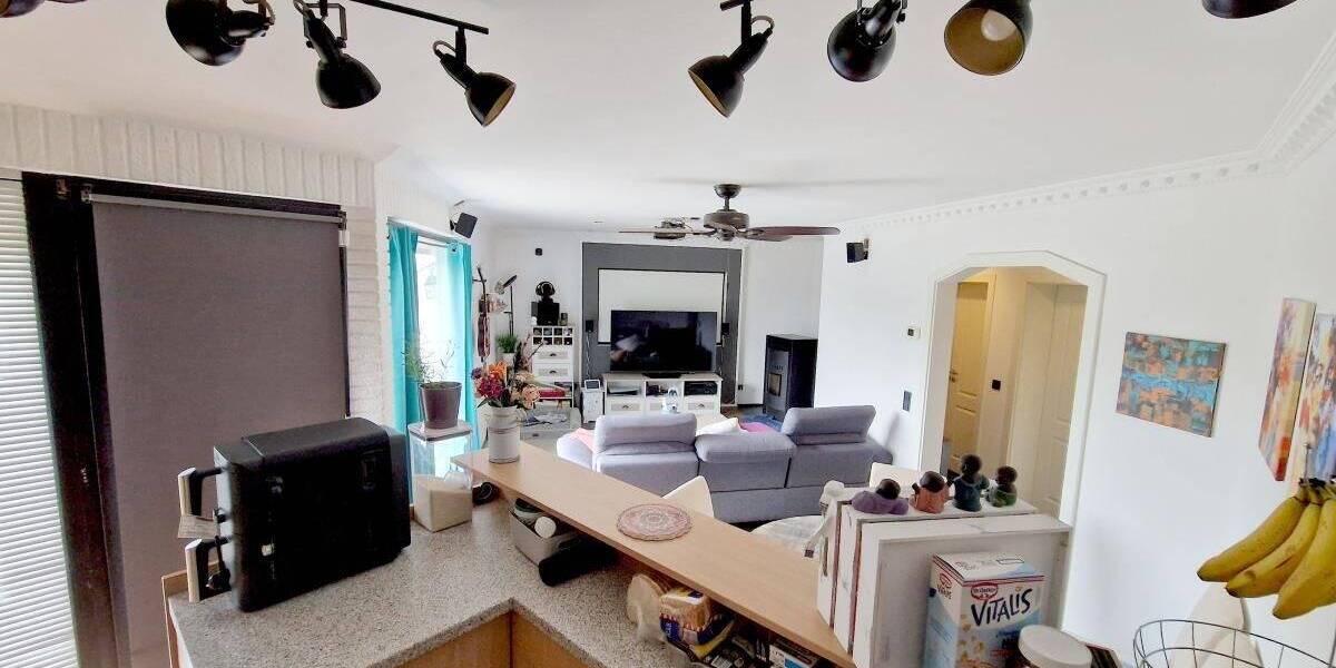 Solide vermietete moderne Wohnung mit Dachterrasse und Garage. 3 zimmer