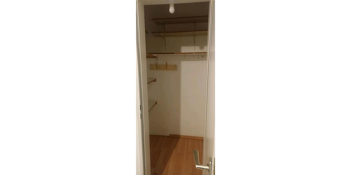 EG, 74 qm, überdachter Balkon 3 zimmer