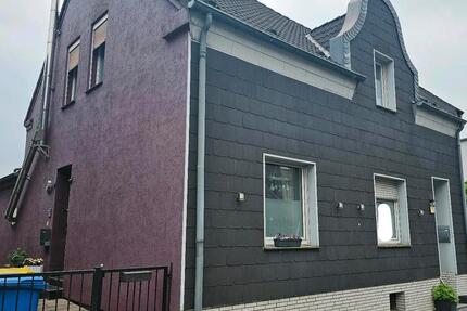 Zweifamilienhaus Freistehend getrennte Eingänge und Einbaupool