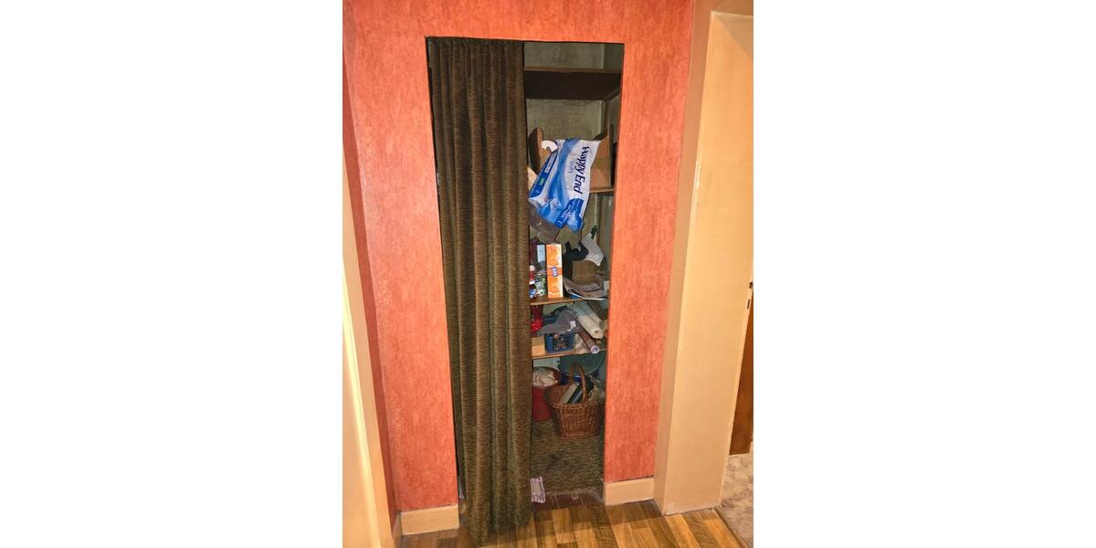 großzügig geschnittene Wohnung im 1. OG mit großer Wohnküche 2 zimmer