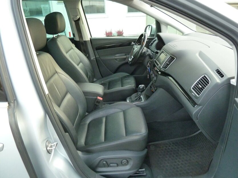 VW Sharan 2.0 TDI DSG Panorama Navi Leder 7 Sitze + 175.000 km 17.900 € Ratingen 40885