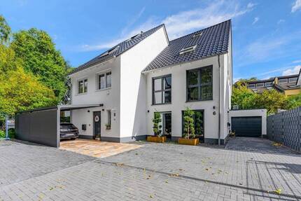 Nachhaltig & stilvoll: Neubau-Doppelhaushälfte mit offenem Wohnkonzept und Garten