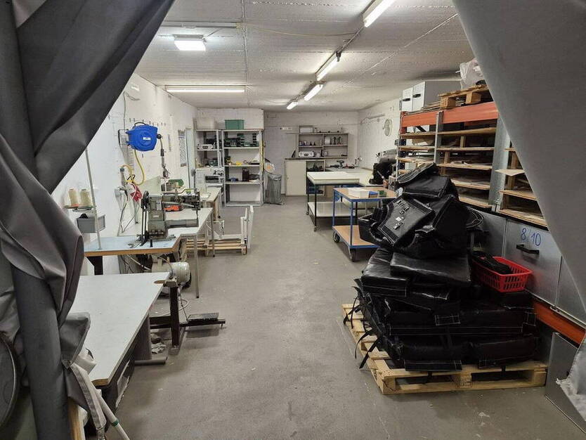 Große Gewerbeeinheit mit Lager- und Büroflächen in gut angebundener Lage Krefelds zu vermieten
