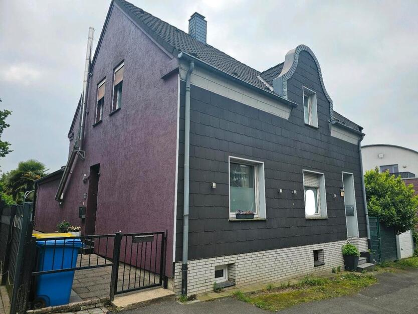Zweifamilienhaus Freistehend getrennte Eingänge und Einbaupool
