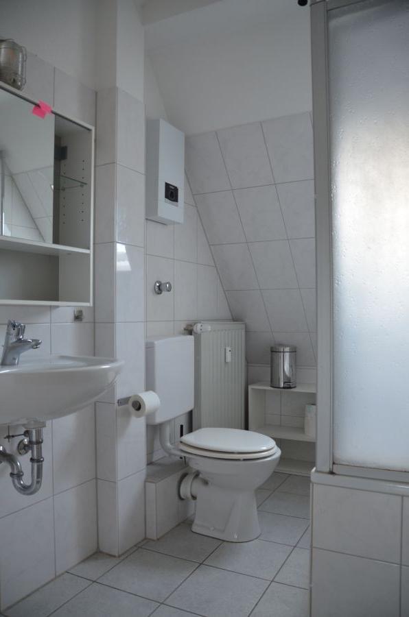 PRIVAT: Moderne 2,5 Zi. Dachgeschoss-Wohnung in ruhiger zentraler Top-Lage, ohne Balkon