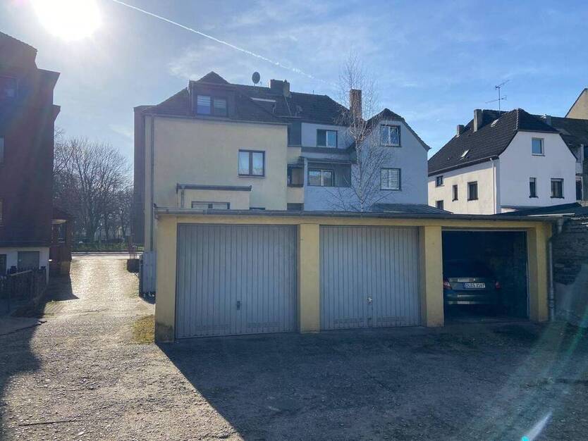 Gepflegtes Mehrfamilienhaus mit 4 Wohnungen 5 Garagen 2 SP