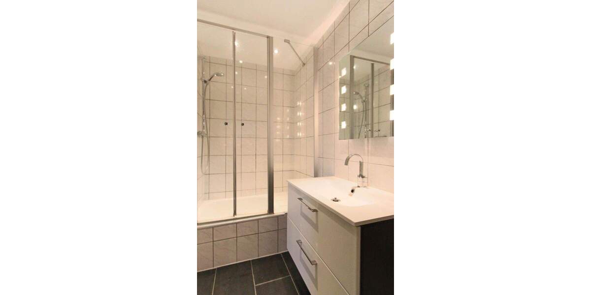 - günstige Verkehrslage - 1.5 Zi. Dachgeschosswohnung mit Einbauküche Provisionsfreie 1 zimmer