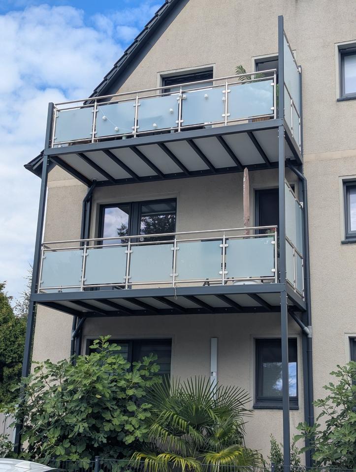 Möblierte 2,5-Zimmer-Wohnung mit großem Balkon in ruhiger Lage