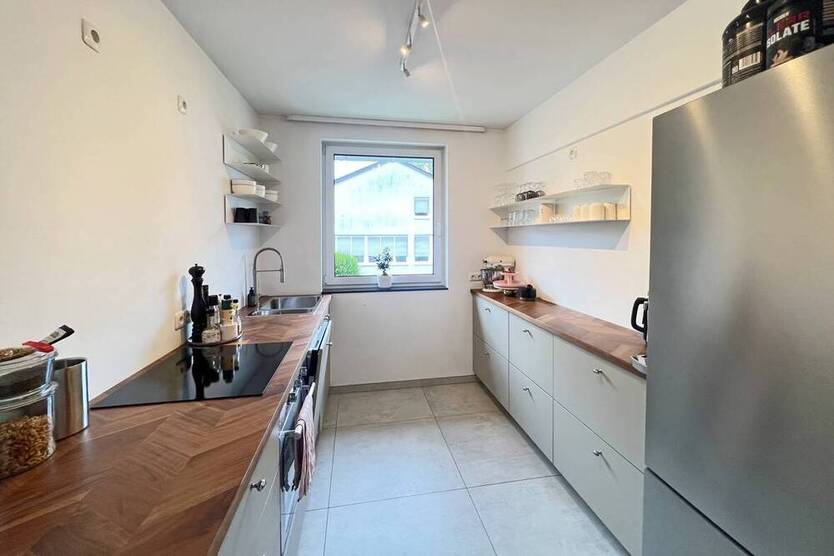 Was für ein schöner Platz! Frisch renovierte 3-Raum-Wohnung mit großem Balkon am Haumannplatz