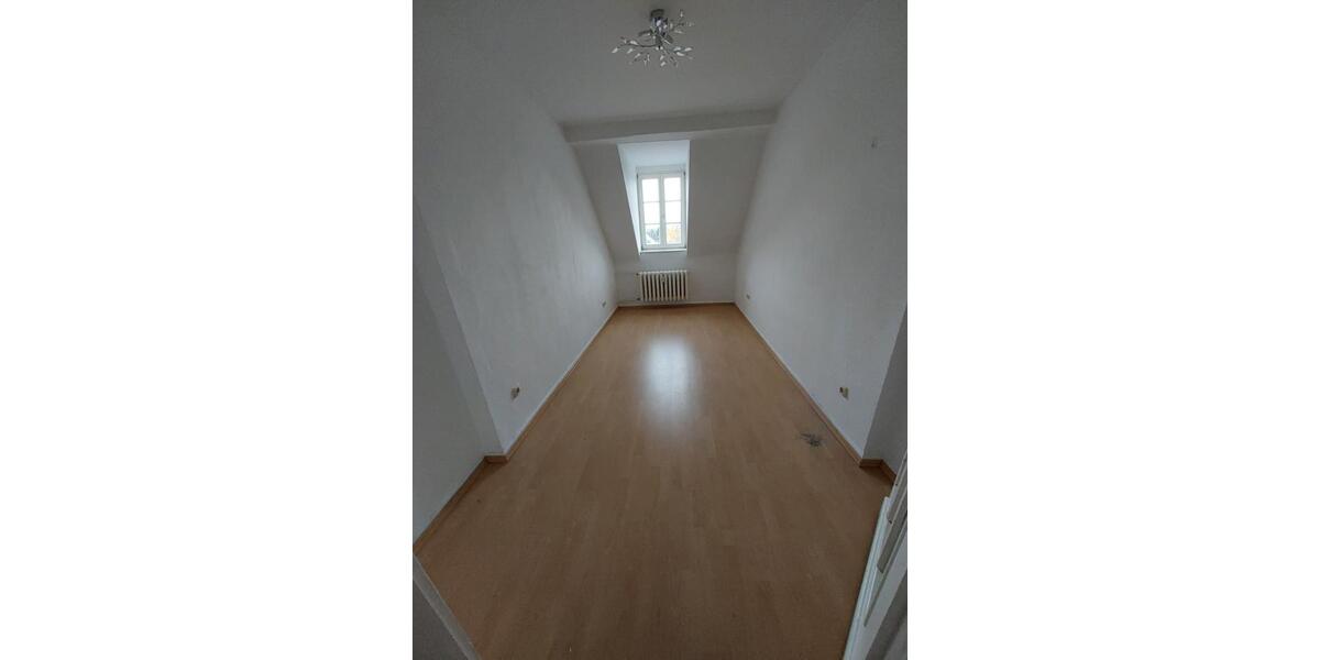 Helle 5 Zimmer DG Wohnung mit Dusche & Badewanne 5 zimmer