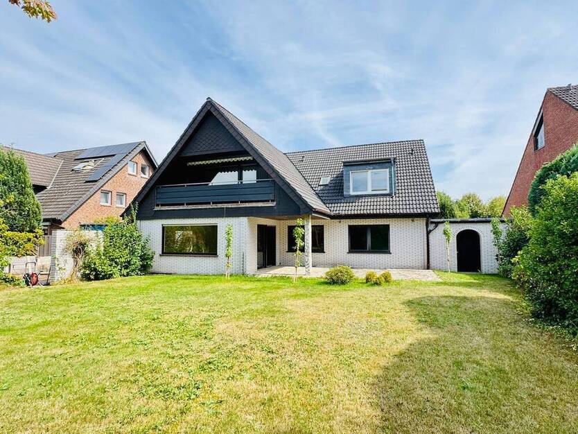 Zweifamilienhaus für Generationenwohnen oder Vermietung - mit Traumgrundstück in Meerbusch-Strümp