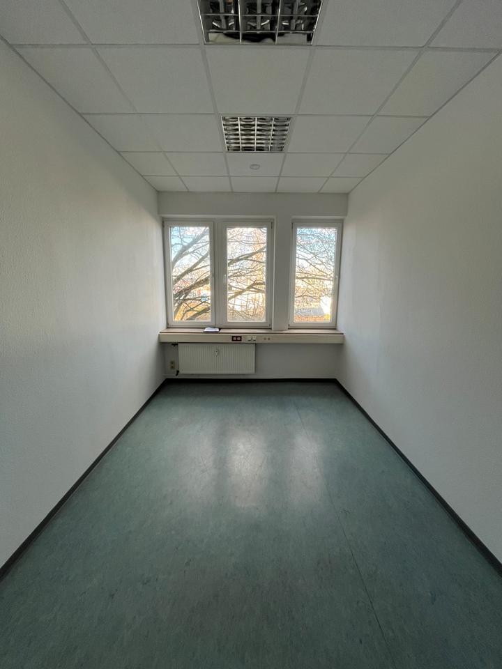 Heller Büroraum in großem Bürokomplex zu vermieten! zimmer