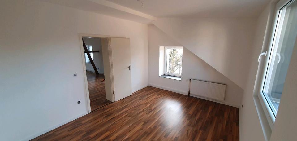Schöne Dachgeschoss Wohnung mit Einbauküche sofort bezugsfertig 3 zimmer